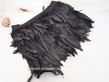 Taille 42,  voici une belle jupe courte, élégante et théâtrale à la fois, toute en plumes noires aux reflets irisés, portant l'étiquette de la marque  française reconnue pour ses créations audacieuses 