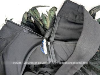 Taille 42,  voici une belle jupe courte, élégante et théâtrale à la fois, toute en plumes noires aux reflets irisés, portant l'étiquette de la marque  française reconnue pour ses créations audacieuses 