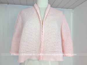 Que de charme dans cette superbe et douce liseuse en laine fibre acrylique rose pâle, Made in Italie, aux manches chauve-souris,  pour des soirées bien au chaud.