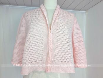 Que de charme dans cette superbe et douce liseuse en laine fibre acrylique rose pâle, Made in Italie, aux manches chauve-souris,  pour des soirées bien au chaud.