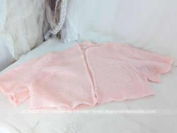 Que de charme dans cette superbe et douce liseuse en laine fibre acrylique rose pâle, Made in Italie, aux manches chauve-souris,  pour des soirées bien au chaud.