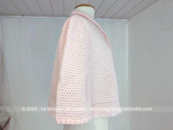 Que de charme dans cette superbe et douce liseuse en laine fibre acrylique rose pâle, Made in Italie, aux manches chauve-souris,  pour des soirées bien au chaud.