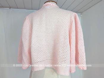 Que de charme dans cette superbe et douce liseuse en laine fibre acrylique rose pâle, Made in Italie, aux manches chauve-souris,  pour des soirées bien au chaud.