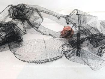 Sur 13 cm de large, voici un long coupon de résille noire de presque 6 mètres à très petits pois avec sur toute la bordure le dessin d'une guirlande de chevrons.