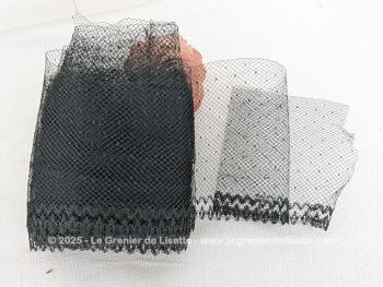 Sur 13 cm de large, voici un long coupon de résille noire de presque 6 mètres à très petits pois avec sur toute la bordure le dessin d'une guirlande de chevrons.