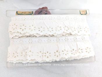 Sur presque 10 mètres, voici un long et large galon de fronces en broderie anglaise blanche de 7 cm de haut. Créations originales en vue !