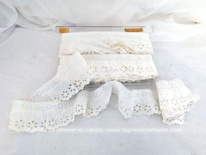 Long et large galon fronces broderie anglaise blanche