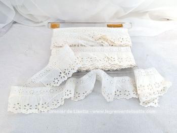 Sur presque 10 mètres, voici un long et large galon de fronces en broderie anglaise blanche de 7 cm de haut. Créations originales en vue !
