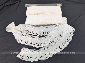 Sur presque 10 mètres, voici un long et large galon de fronces en broderie anglaise blanche de 7 cm de haut. Créations originales en vue !