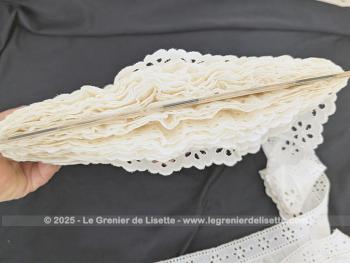 Sur presque 10 mètres, voici un long et large galon de fronces en broderie anglaise blanche de 7 cm de haut. Créations originales en vue !