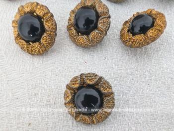Voici un lot de 8 beaux boutons vintages en  métal doré ouvragés pour une imitation strass et décorés d'une perle noire au centre en plastique.