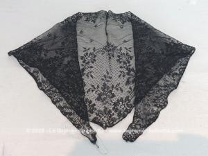 Mantille triangle en fine dentelle noire