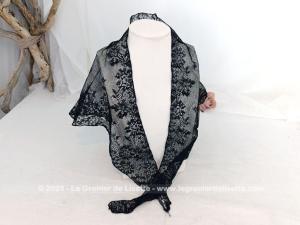 Mantille triangle en fine dentelle noire