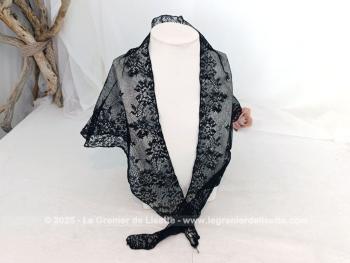 De forme triangulaire, voici une mantille vintage en fine dentelle noire toute en dentelle mécanique avec une belle guirlande de fleurs sur les contours et un grand dessin de bouquet de fleurs sur la partie en pointe. 