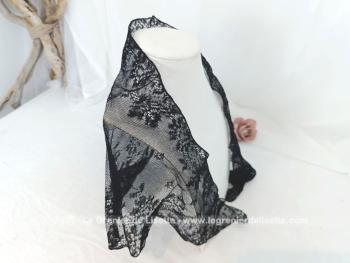 De forme triangulaire, voici une mantille vintage en fine dentelle noire toute en dentelle mécanique avec une belle guirlande de fleurs sur les contours et un grand dessin de bouquet de fleurs sur la partie en pointe. 