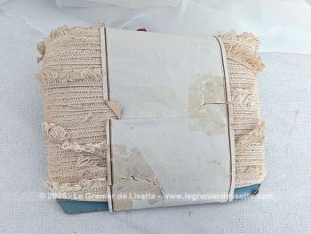 Sorti tout droit du grenier d'une ancienne mercerie, voici encore dans son emballage, les 50 mètre d'un galon frangé couleur écru. Neuf et pourtant ancien !