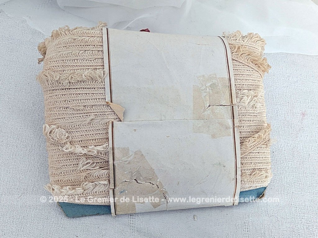 Sorti tout droit du grenier d'une ancienne mercerie, voici encore dans son emballage, les 50 mètre d'un galon frangé couleur écru. Neuf et pourtant ancien !
