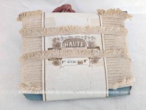 Ancien long coupon d’ancien galon écru frangé papier mercerie