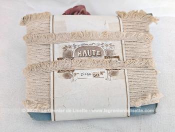 Sorti tout droit du grenier d'une ancienne mercerie, voici encore dans son emballage, les 50 mètre d'un galon frangé couleur écru. Neuf et pourtant ancien !