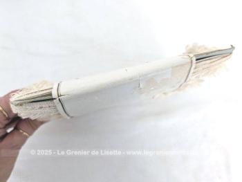 Sorti tout droit du grenier d'une ancienne mercerie, voici encore dans son emballage, les 50 mètre d'un galon frangé couleur écru. Neuf et pourtant ancien !
