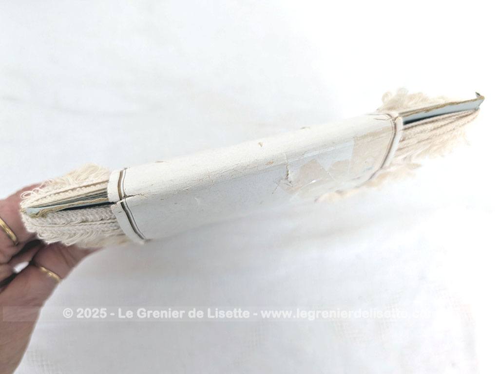 Sorti tout droit du grenier d'une ancienne mercerie, voici encore dans son emballage, les 50 mètre d'un galon frangé couleur écru. Neuf et pourtant ancien !