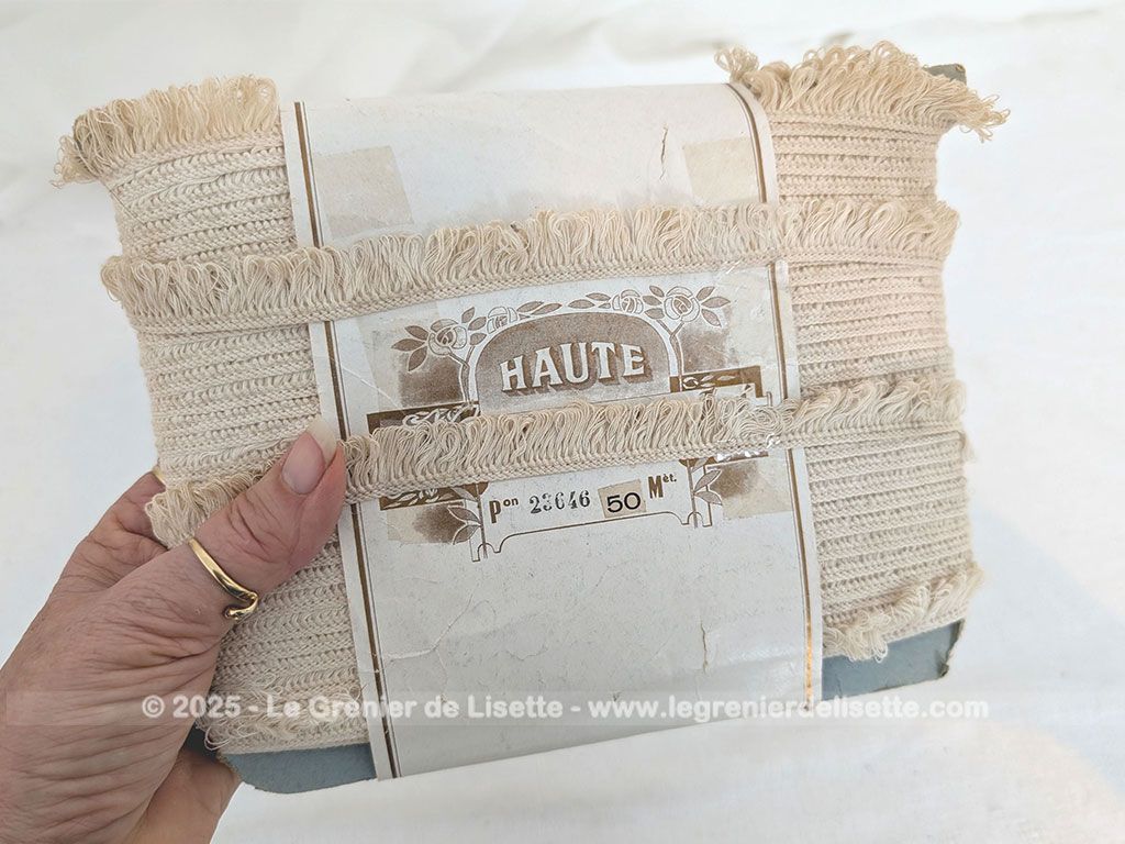 Sorti tout droit du grenier d'une ancienne mercerie, voici encore dans son emballage, les 50 mètre d'un galon frangé couleur écru. Neuf et pourtant ancien !