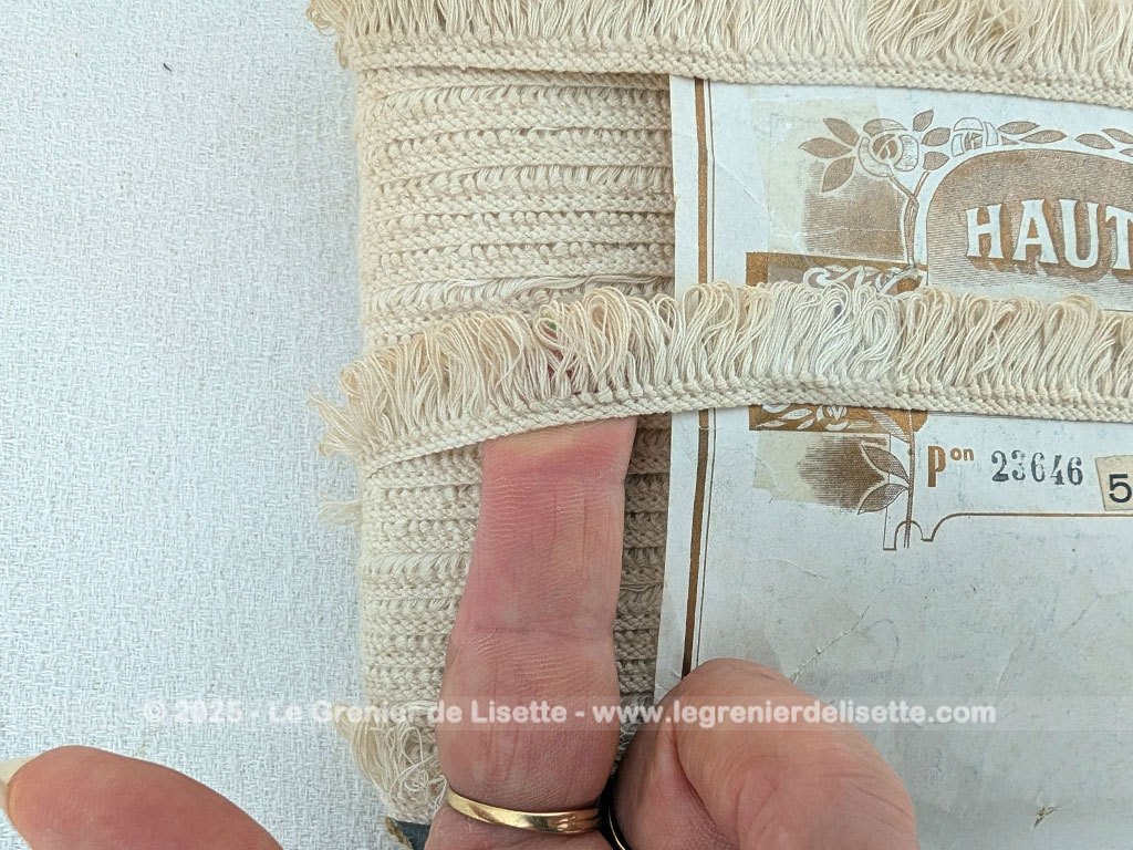 Sorti tout droit du grenier d'une ancienne mercerie, voici encore dans son emballage, les 50 mètre d'un galon frangé couleur écru. Neuf et pourtant ancien !