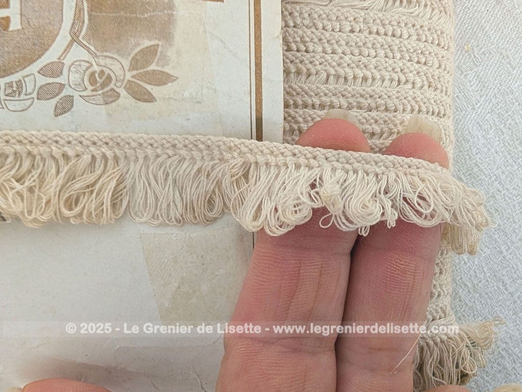 Sorti tout droit du grenier d'une ancienne mercerie, voici encore dans son emballage, les 50 mètre d'un galon frangé couleur écru. Neuf et pourtant ancien !