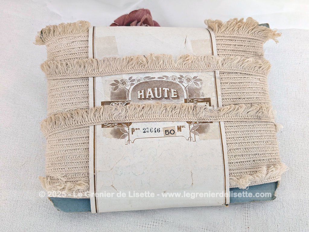 Sorti tout droit du grenier d'une ancienne mercerie, voici encore dans son emballage, les 50 mètre d'un galon frangé couleur écru. Neuf et pourtant ancien !