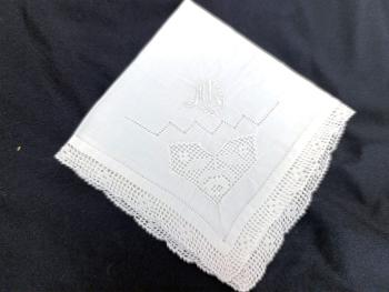 Voici un ancien mouchoir mariée fait main en batiste bordé d'une fine dentelle et décoré à partir de jeux de jours, d’incrustations et des monogramme ML brodés. Pièce unique.