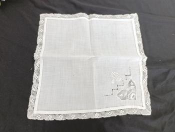 Voici un ancien mouchoir mariée fait main en batiste bordé d'une fine dentelle et décoré à partir de jeux de jours, d’incrustations et des monogramme ML brodés. Pièce unique.