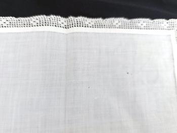 Voici un ancien mouchoir mariée fait main en batiste bordé d'une fine dentelle et décoré à partir de jeux de jours, d’incrustations et des monogramme ML brodés. Pièce unique.