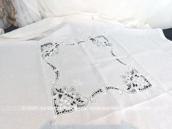 Sur 111 x 117 cm, voici une superbe petite nappe ou sur-nappe rectangulaire dans un beau drap de lin blanc décorée par des broderies de dentelles Renaissance sur 45 x 45 cm avec dans les angles les deux petits monogrammes HN brodés.