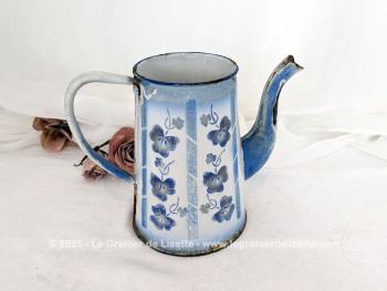 Voici une ancienne cafetière émaillée, sans couvercle mais signée, habillé d'un décor vertical de guirlande et de fleurs, prete à être exposée pour une décoration au charme authentique avec ses éclats.