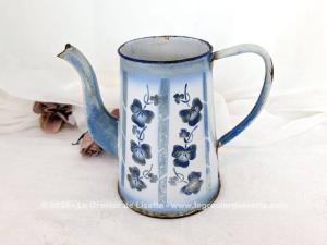 Ancienne cafetière émaillée bleu pâle décors guirlandes fleurs