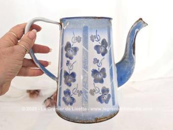 Voici une ancienne cafetière émaillée, sans couvercle mais signée, habillé d'un décor vertical de guirlande et de fleurs, prete à être exposée pour une décoration au charme authentique avec ses éclats.