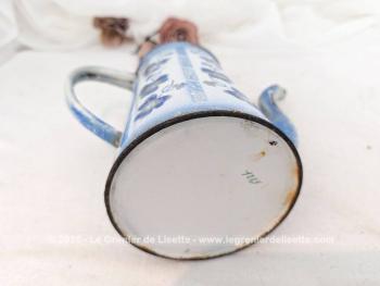 Voici une ancienne cafetière émaillée, sans couvercle mais signée, habillé d'un décor vertical de guirlande et de fleurs, prete à être exposée pour une décoration au charme authentique avec ses éclats.