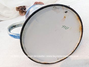 Voici une ancienne cafetière émaillée, sans couvercle mais signée, habillé d'un décor vertical de guirlande et de fleurs, prete à être exposée pour une décoration au charme authentique avec ses éclats.