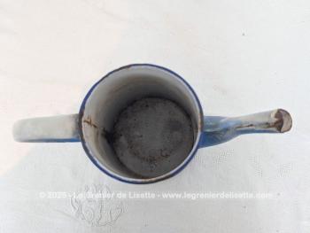 Voici une ancienne cafetière émaillée, sans couvercle mais signée, habillé d'un décor vertical de guirlande et de fleurs, prete à être exposée pour une décoration au charme authentique avec ses éclats.