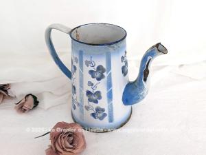Ancienne cafetière émaillée bleu pâle décors guirlandes fleurs