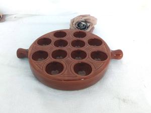 En céramique émaillée brun, voici un plat de présentation avec 12 emplacements et deux poignées, estampillé Emile Henry France  25 - 12. Idéal pour escargots, oeufs  ou autres idées culinaires de décoration.