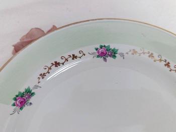 Datant des années 50, voici un plat à dessert  des faïenceries  