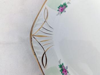 Datant des années 50, voici un plat à dessert  des faïenceries  