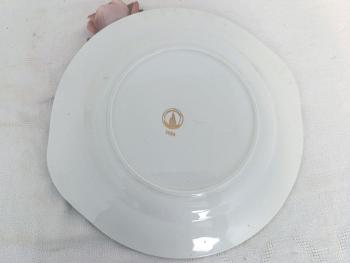 Datant des années 50, voici un plat à dessert  des faïenceries  