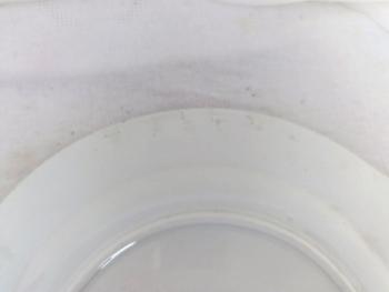 Datant des années 50, voici un plat à dessert  des faïenceries  