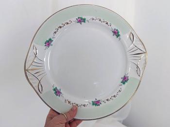 Datant des années 50, voici un plat à dessert  des faïenceries  