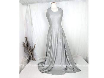 Voici la robe des grands soirs en tissu stretch argenté à effet métallisé. Fluide, extensible, glamour… elle sublime la silhouette pour une allure de star et briller sans effort.
