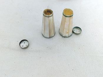 Charmant ancien duo salière et poivrière en nacre à facettes, aux reflets nacrés et au charme ancien, avec de très légères traces d’oxydation qui leur donnent tout leur caractère. Pour une table originale.
