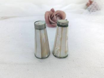 Charmant ancien duo salière et poivrière en nacre à facettes, aux reflets nacrés et au charme ancien, avec de très légères traces d’oxydation qui leur donnent tout leur caractère. Pour une table originale.