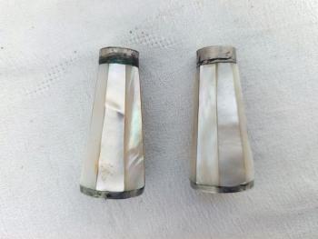 Charmant ancien duo salière et poivrière en nacre à facettes, aux reflets nacrés et au charme ancien, avec de très légères traces d’oxydation qui leur donnent tout leur caractère. Pour une table originale.